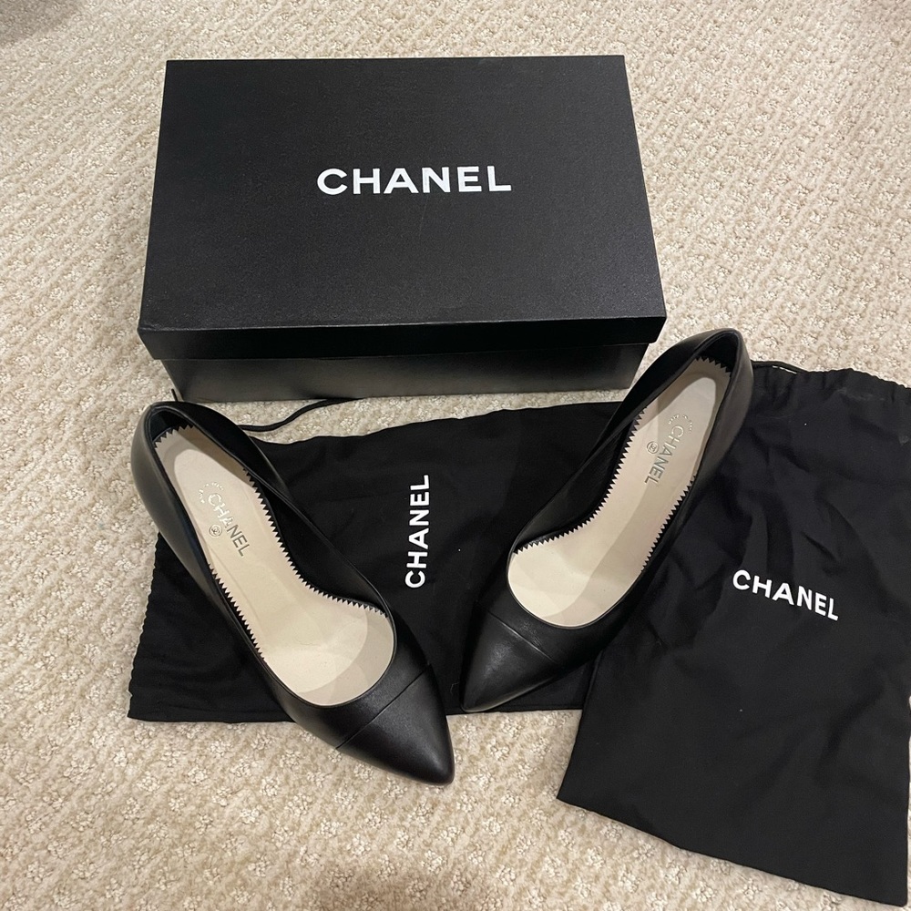 CHANEL Black pumps with gold CC logo on heel